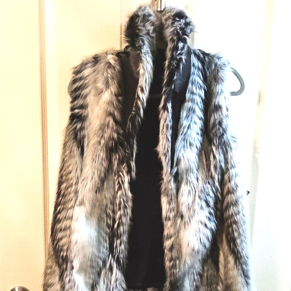 Black and White Striped Fur Vest - Picture 6 of 7